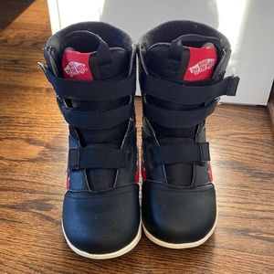 Snowboard boots